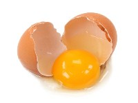 Żółtko jaja w rozbitej skorupce